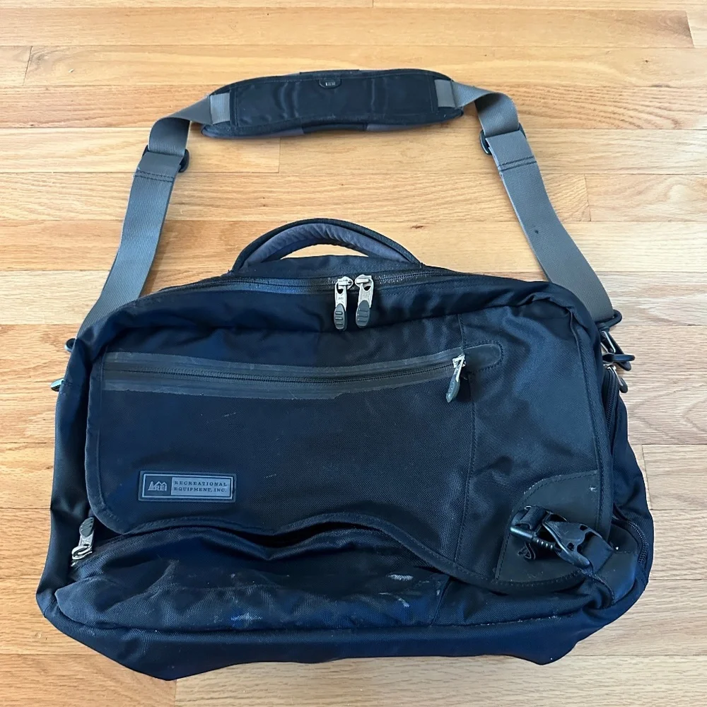 REI Black Messenger Bag Satchel Shoulder Bag